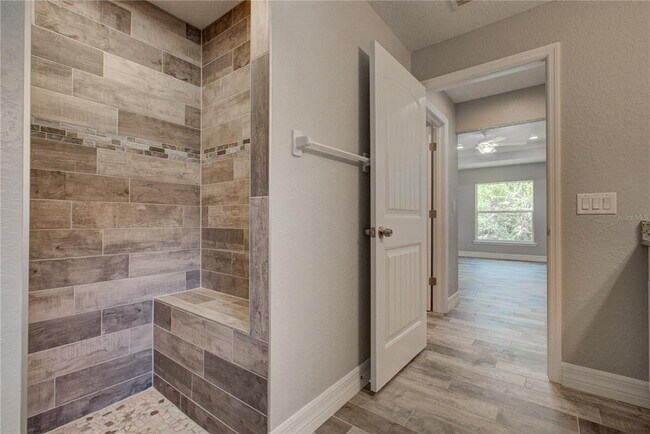 Building Photo - 129 Glades Dr