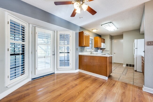 Building Photo - 1925 Parkside Dr