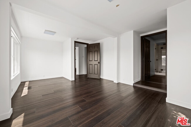 Building Photo - 1915 Apex Ave