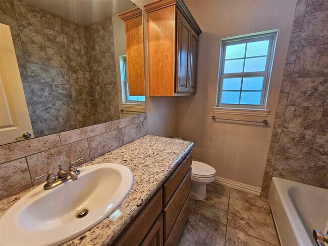 Building Photo - 6 NE Summerwood Dr
