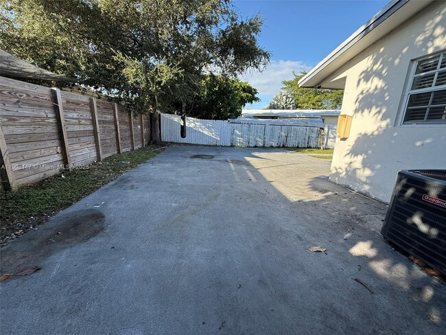 Building Photo - 906 SW 7th Terrace