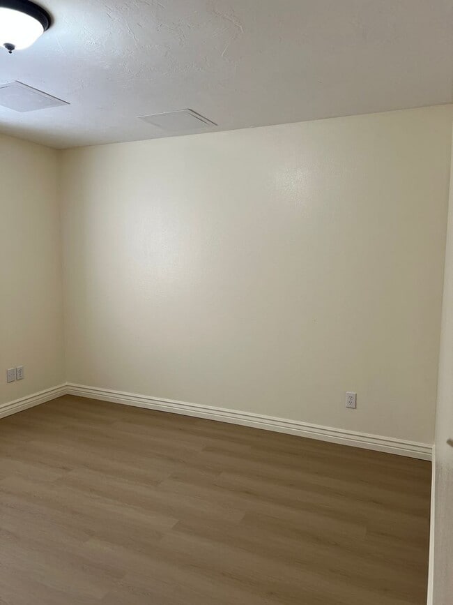 Building Photo - **$100 OFF FIRST MONTHS RENT!** Stunning 5 bed 3.5 bath twin-home on the Rexburg Hill