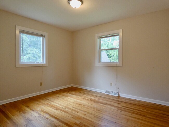 Building Photo - Sweet Ranch-Style Home in Montford