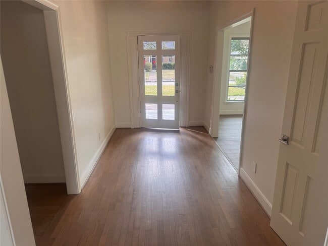 Building Photo - 4726 Ivanhoe St