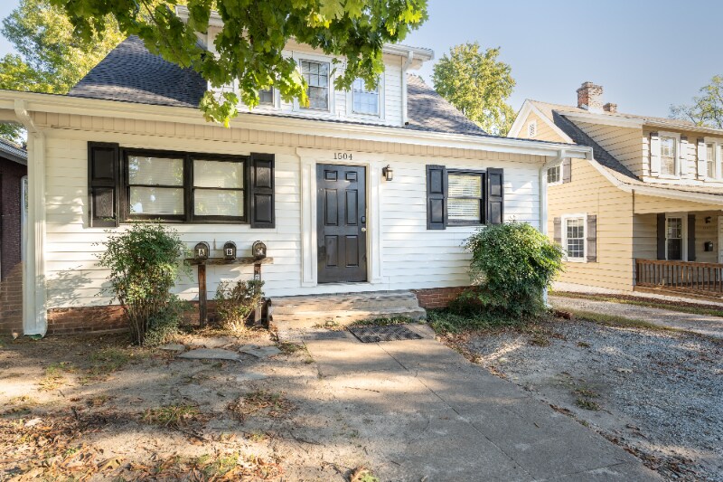 Primary Photo - 1504 W Friendly Ave