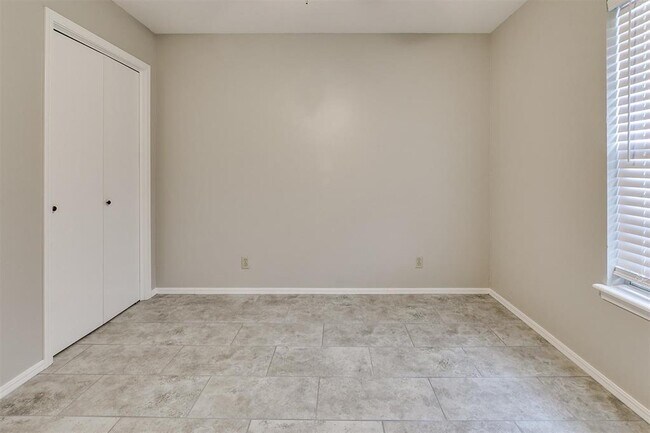 Building Photo - 824 Russell Cir