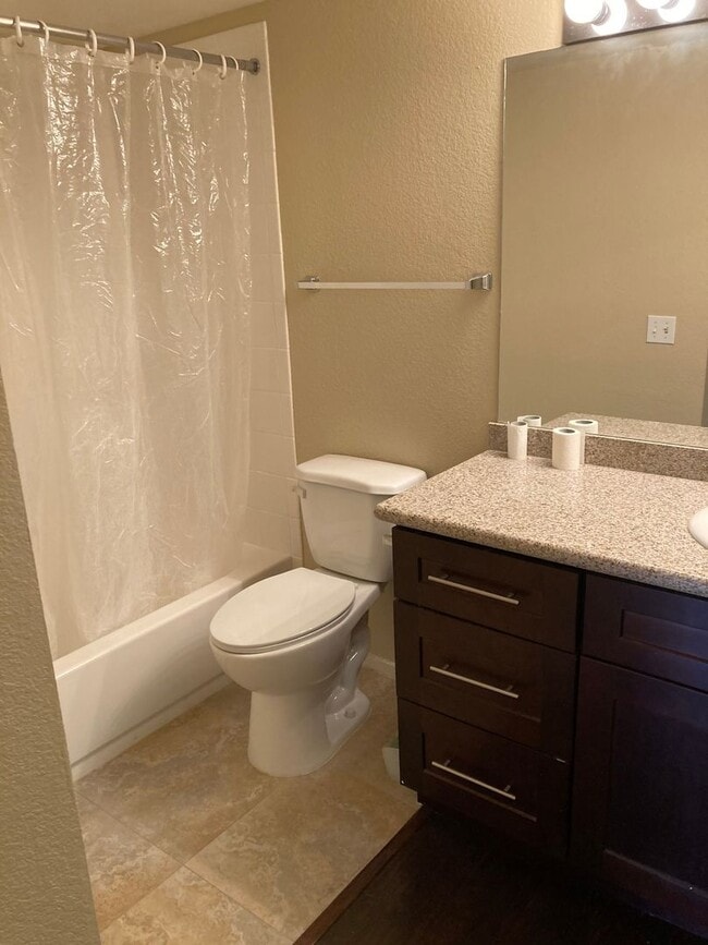 Building Photo - Gated community just minutes south of the strip, 2br/2bath, 2nd floor condo.