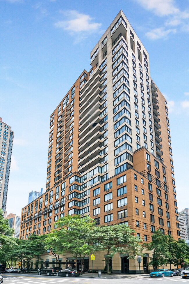 Building Photo - 99 Battery Pl