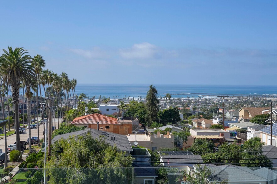 180-Degree View - 4386 Newport Ave