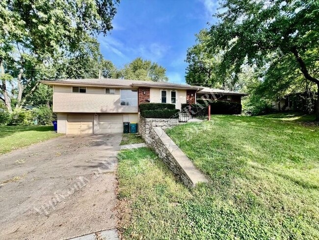 Building Photo - Spacious Shawnee Duplex-Available NOW!!