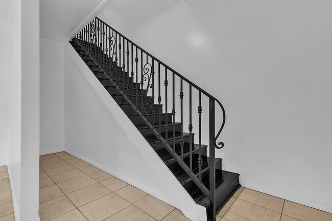 Building Photo - 915 E 91st St