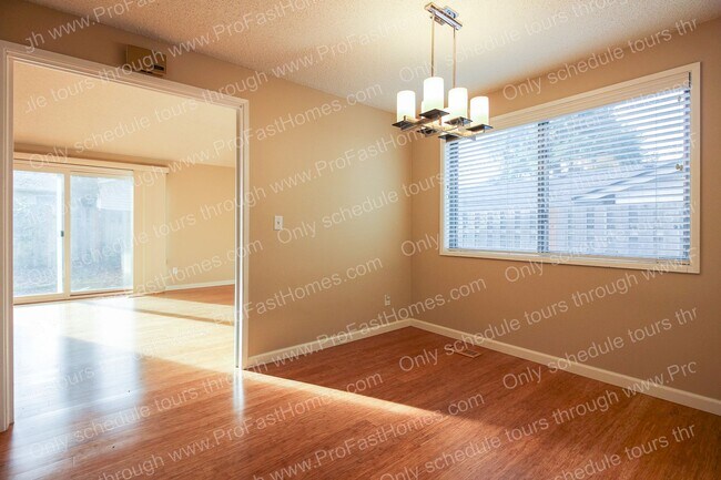 Building Photo - 14210 SW Rochester Dr