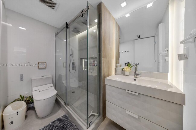 Building Photo - 465 Ocean Dr
