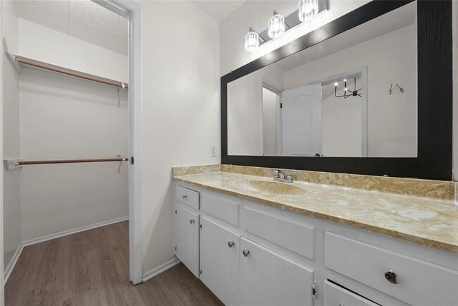 Building Photo - 12906 Irongate Ave