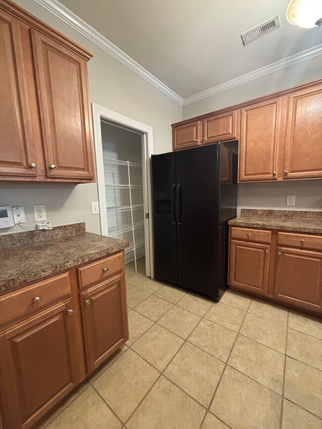 Building Photo - AVAILABLE NOW! End-Unit Townhouse in Pennington Square