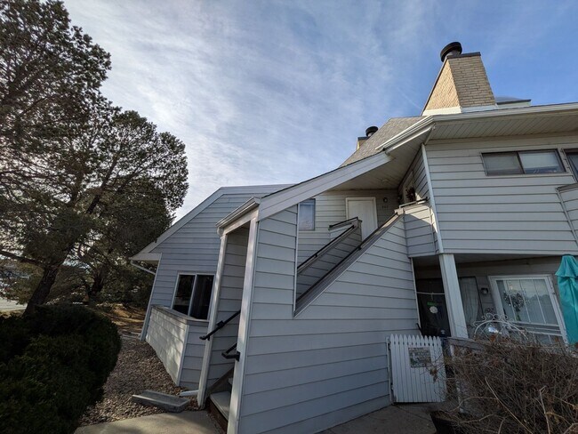 Building Photo - 1 bed, 1 bath Natural Light w/Skylight!  **Move-In Special**