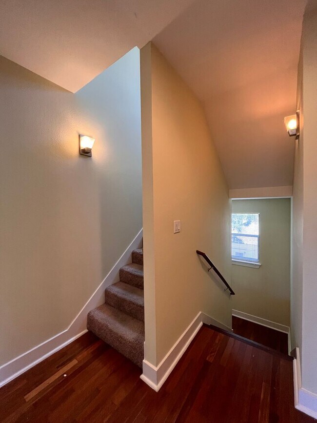 Building Photo - 5bed/3bath house in North Campus