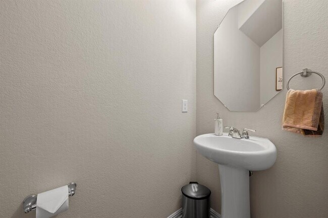 Building Photo - 516 E Slaughter Ln
