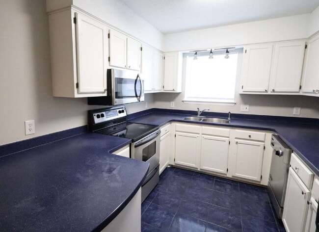 Building Photo - "Charming 2-Bed Townhouse with Cozy Fireplace in Prime Fort Walton Beach Location!"