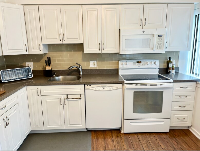 Kitchen with stove, dishwasher, microwave, and airfyer - 85 Viscount Dr