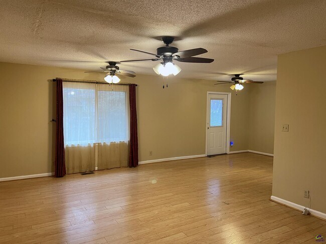 Building Photo - 212 Highland Dr