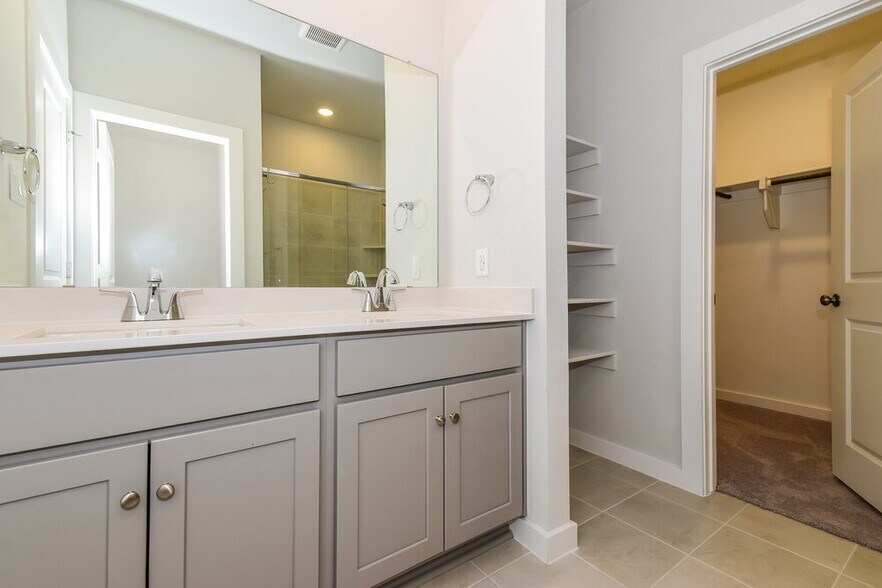 Building Photo - 819 Brilliance Dr