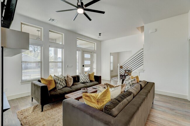 Building Photo - Stunning 4 Bedroom 3 Bath Home