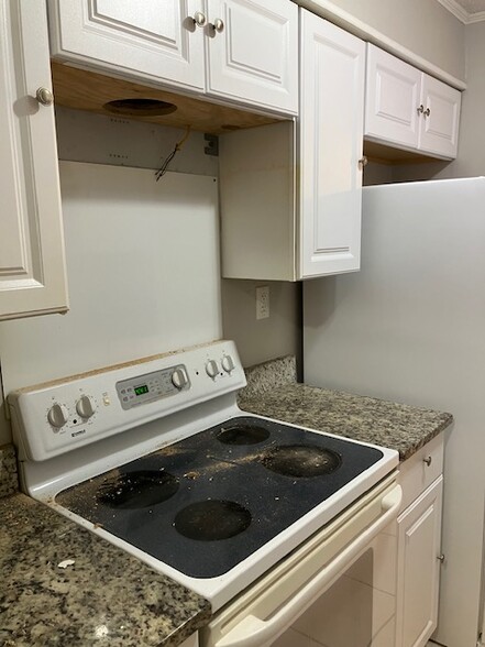 Kitchen - 950 Forestbrook Rd