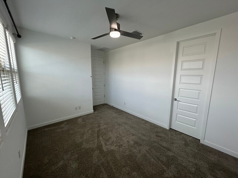 Building Photo - 2521 E Athena Ave
