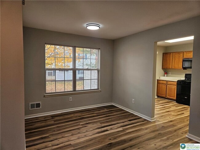 Building Photo - 1876 Mansfield St