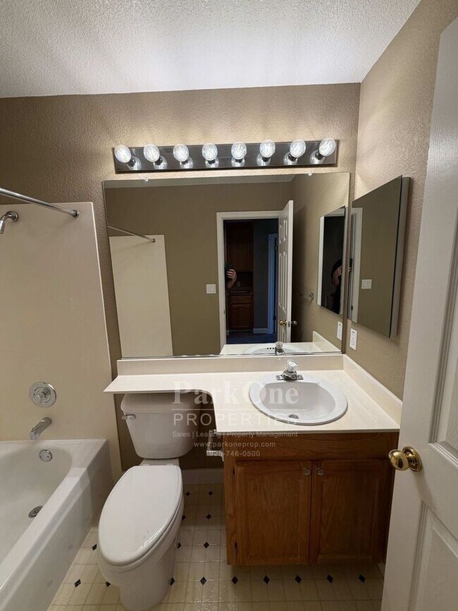 Building Photo - Updated Townhouse in Clayton Available for Lease now!