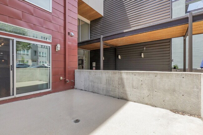 Building Photo - $2,395.00, Spacious Loft, 1.5 bath in Jeff...