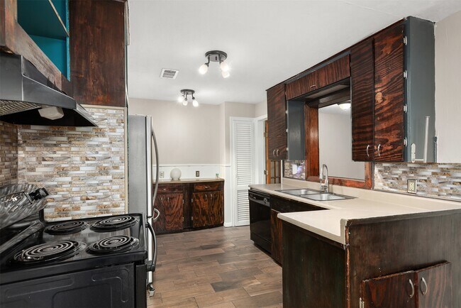 Building Photo - 2021 14th Ave N