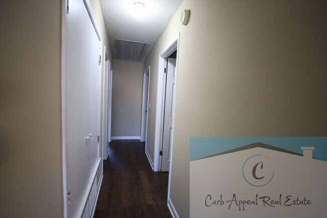 Building Photo - 3 bed / 2 bath home with fireplace - Valley View!!