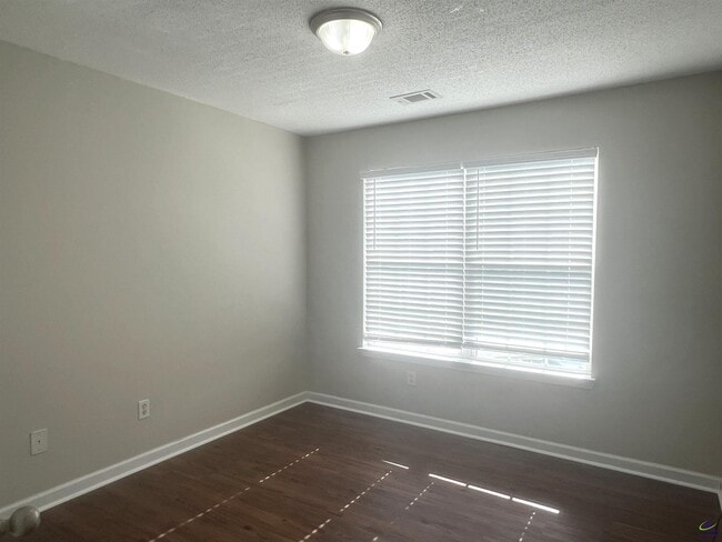 Building Photo - 401 Timberwind Dr