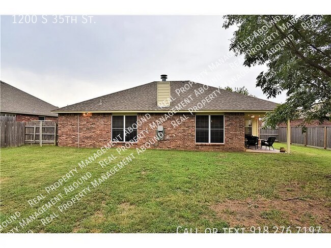 Building Photo - 1200 S 35th St