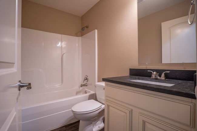 Building Photo - Spacious 3 Bedroom, 2 Bathroom home!