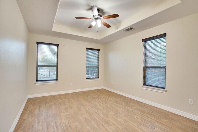 Building Photo - 118 N Buckhorn Dr