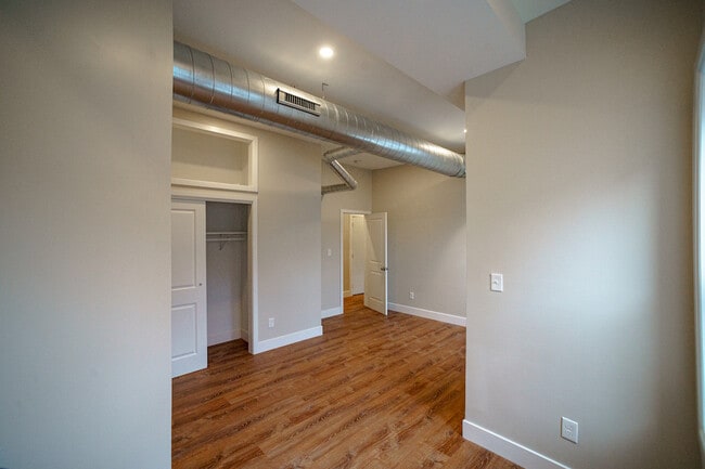 Building Photo - 612 S 5th St