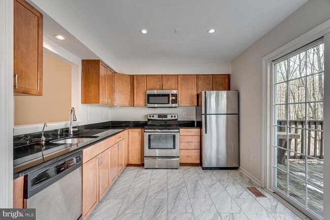 Building Photo - 3 Bedroom 3.5 Bath 3 Level Townhome in Germantown