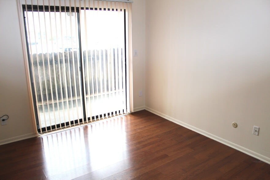 Building Photo - 2241 Hedgerow Rd