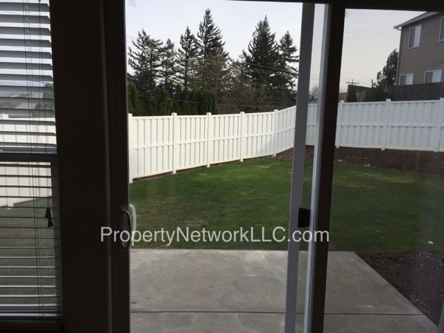 Building Photo - Great 3 Bedroom Gresham Duplex