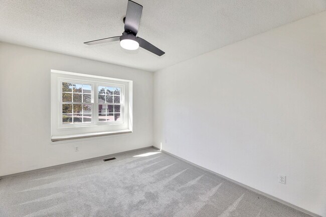 Building Photo - 1260 S Ridgehurst Cir