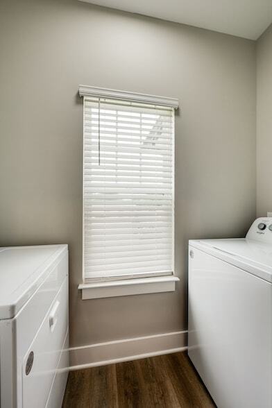 Building Photo - 303 E FORGE Ct