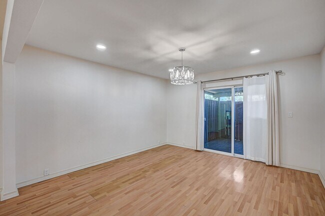 Building Photo - Beautiful 2 Bedroom Townhome in Guard-Gated Community – Prime Location!