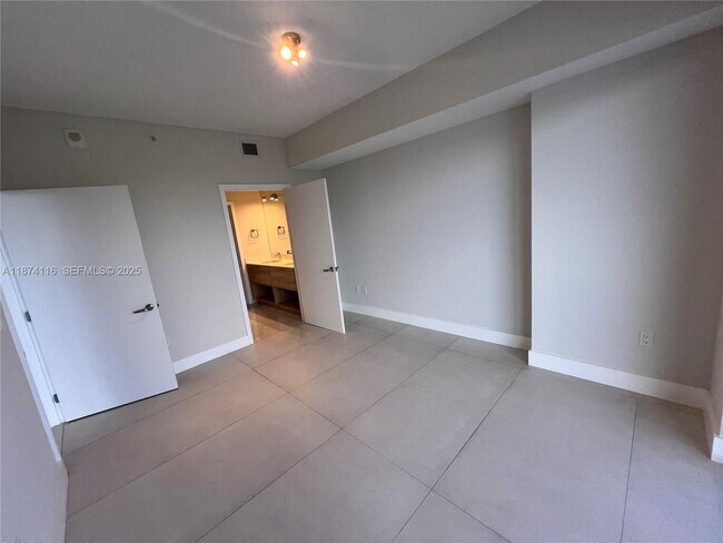 Building Photo - 16385 Biscayne Blvd