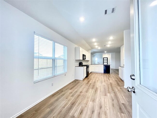 Building Photo - 305 Milliner Lp