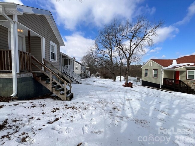 Building Photo - 203 Circle Dr