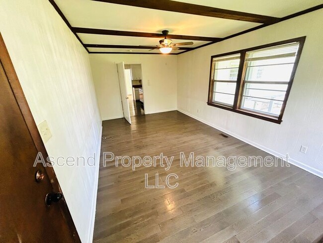 Building Photo - 5018 Golfview Dr
