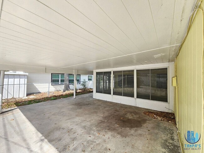 Building Photo - Spacious 3 Bedroom, 2 Bath home with a 2 CAR Carport near down St. Petersburg *Available Now*